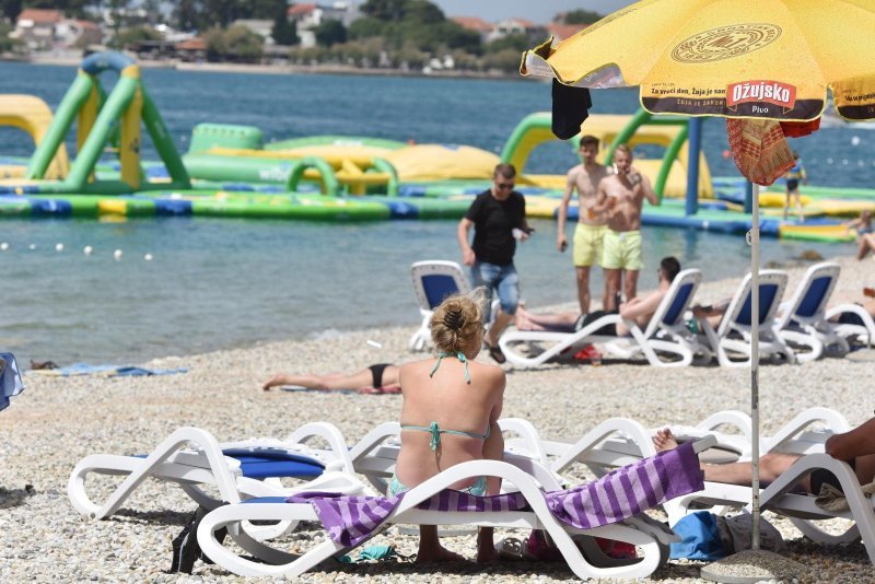 Vodice: Rijetki kupači potražili osvježenje na gradskoj plaži