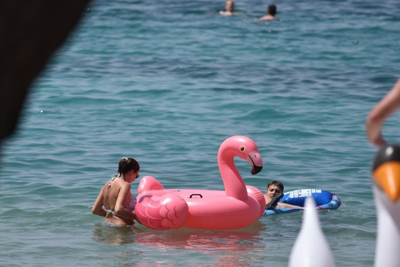 Vodice: Rijetki kupači potražili osvježenje na gradskoj plaži