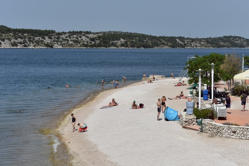 Šibenik: Unatoč vrućini gradska plaža Banj je poluprazna