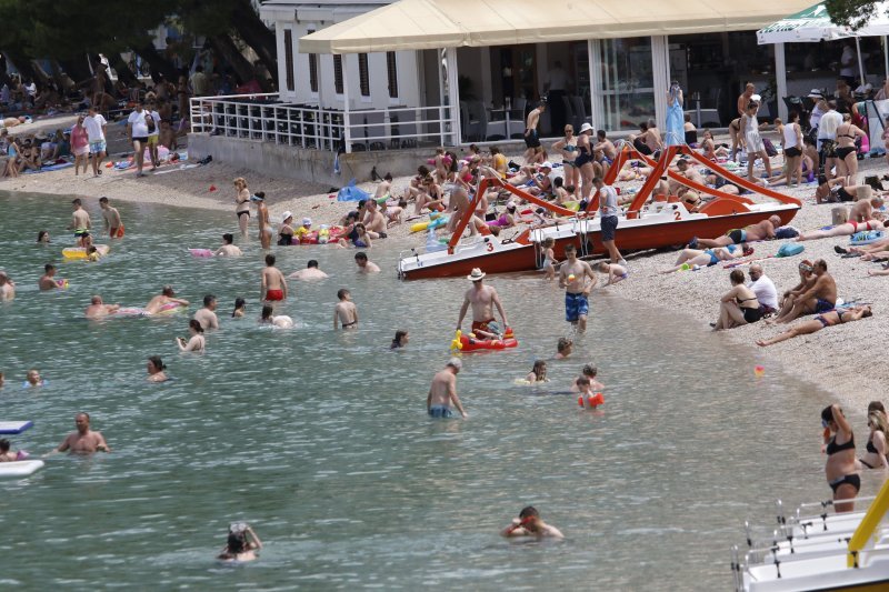 Makarska - Zbog visokih temperatura mnogi su potražili osvježenje na gradskim plažama