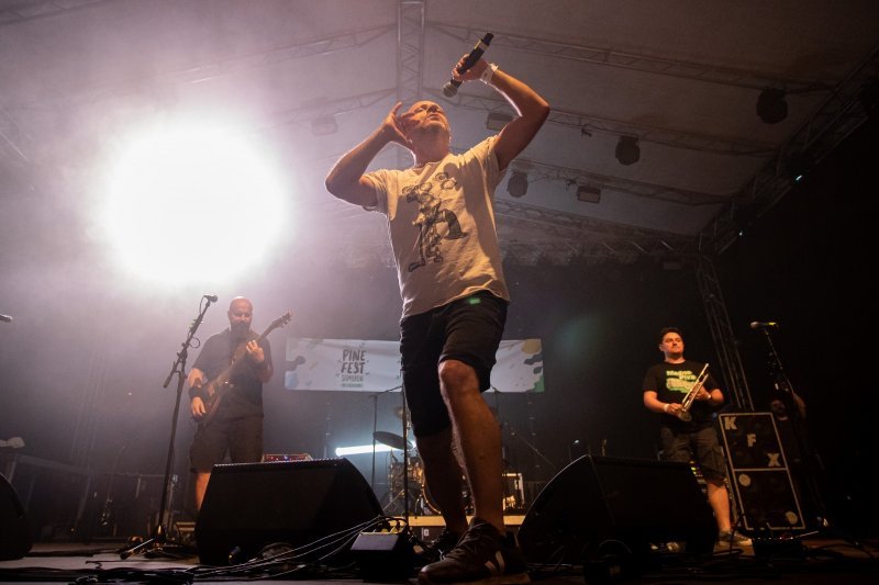 Hladno pivo nastupili na drugom danu Pine festa