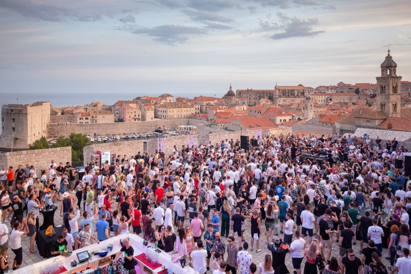 Koncert na terasi kluba Revelin DJ-a Hot Since 82
