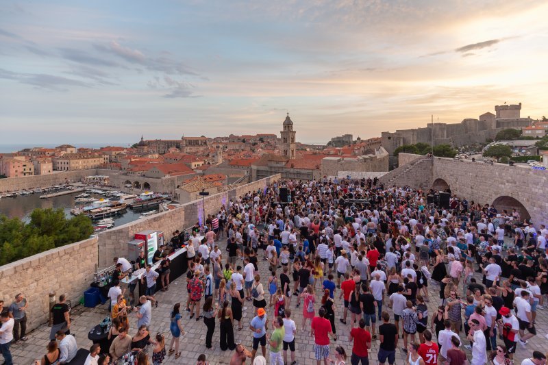 Koncert na terasi kluba Revelin DJ-a Hot Since 82