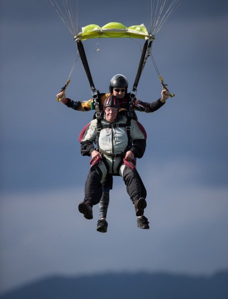Umirovljenički skok s padobranom