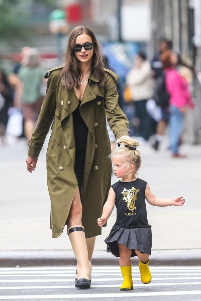 Irina Shayk u šetnji s kćerkicom Leom De Seine