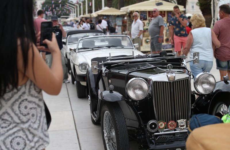 Izložba oldtimera na splitskoj Rivi