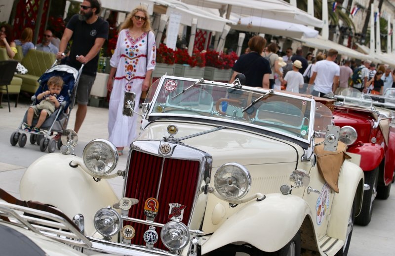 Izložba oldtimera na splitskoj Rivi