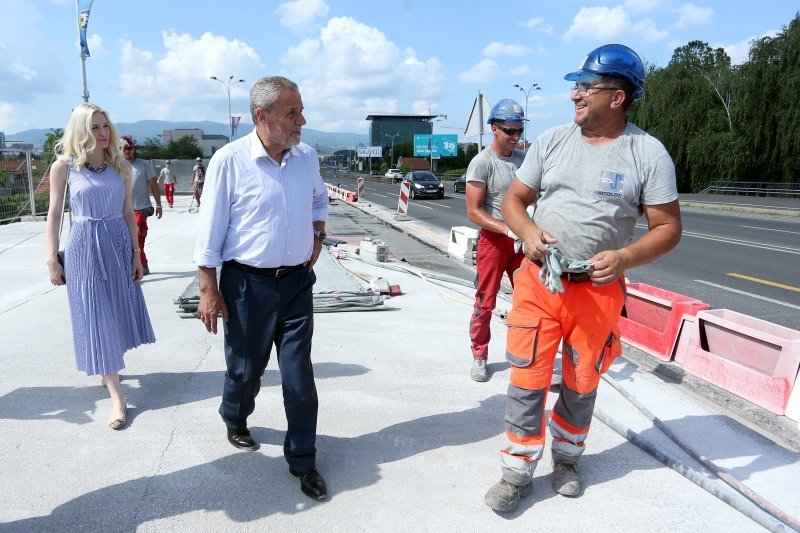 Bandić obišao radnike na Mostu slobode i počastio ih ćevapima