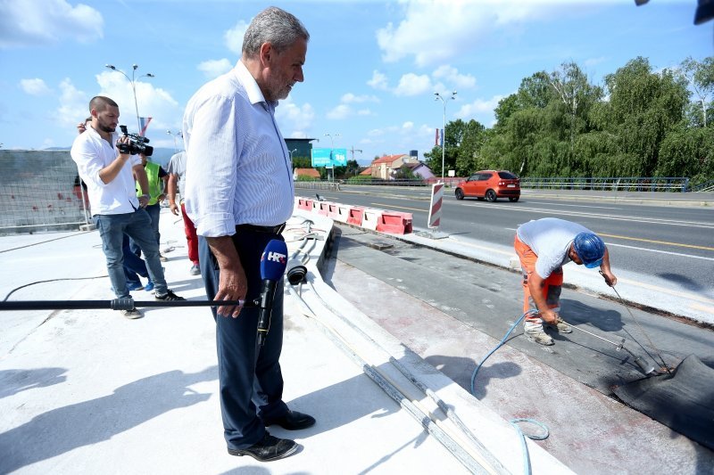 Bandić obišao radnike na Mostu slobode i počastio ih ćevapima