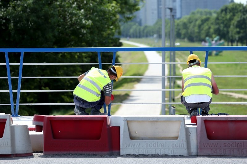 Bandić obišao radnike na Mostu slobode i počastio ih ćevapima