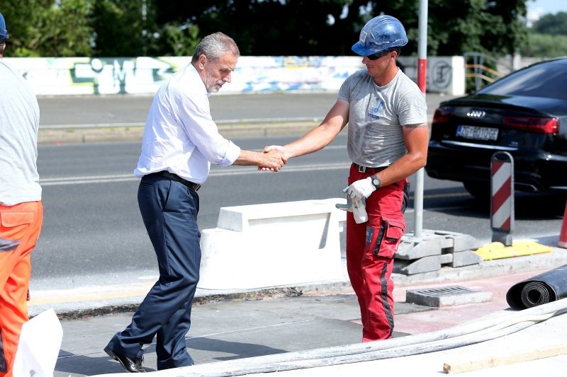 Bandić obišao radnike na Mostu slobode i počastio ih ćevapima