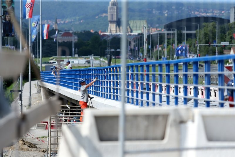 Bandić obišao radnike na Mostu slobode i počastio ih ćevapima