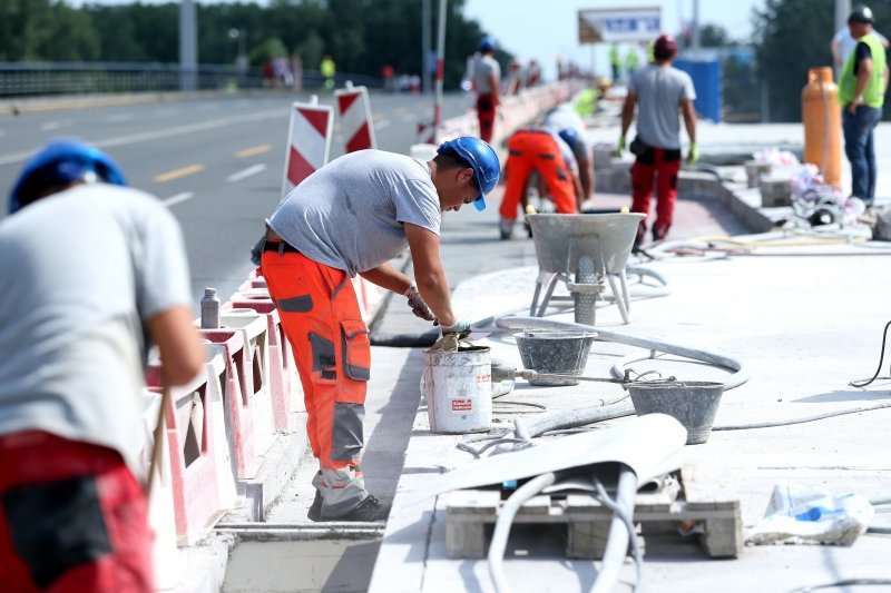 Bandić obišao radnike na Mostu slobode i počastio ih ćevapima