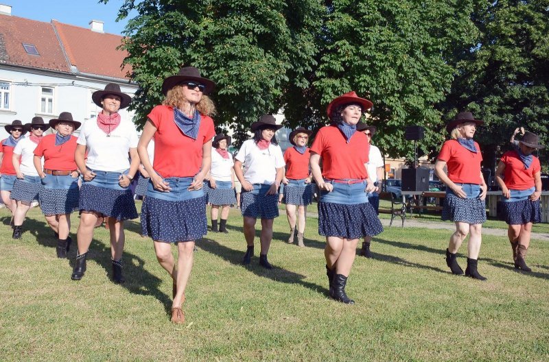 Sisak: Teksaški karneval na šetnici Slave Striegla privukao brojne Siščane