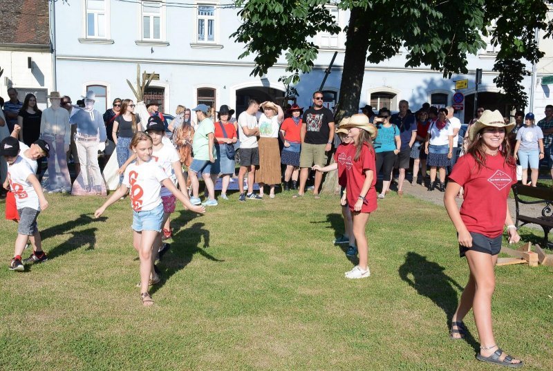 Sisak: Teksaški karneval na šetnici Slave Striegla privukao brojne Siščane