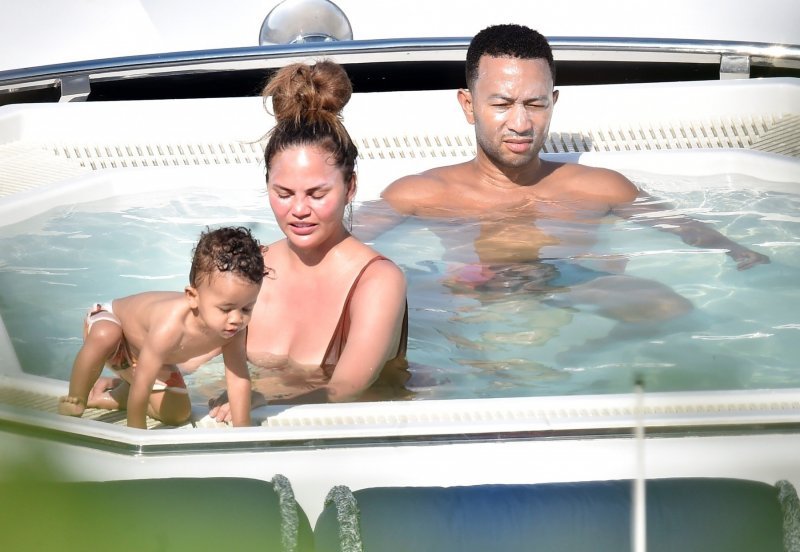 Chrissy Teigen i John Legends djecom na odmoru