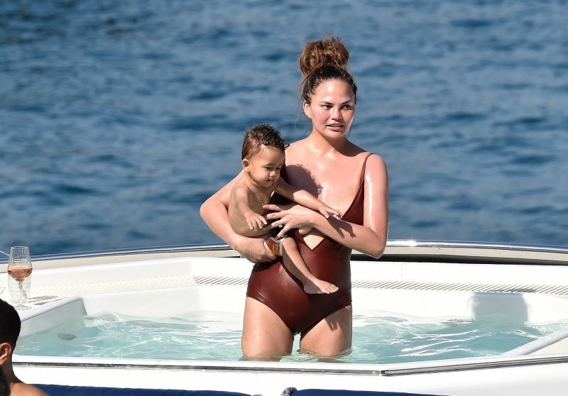 Chrissy Teigen i John Legends djecom na odmoru