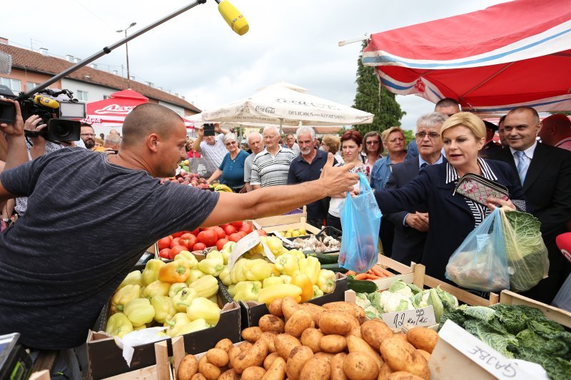 Predsjednica u Slunju kupuje povrće