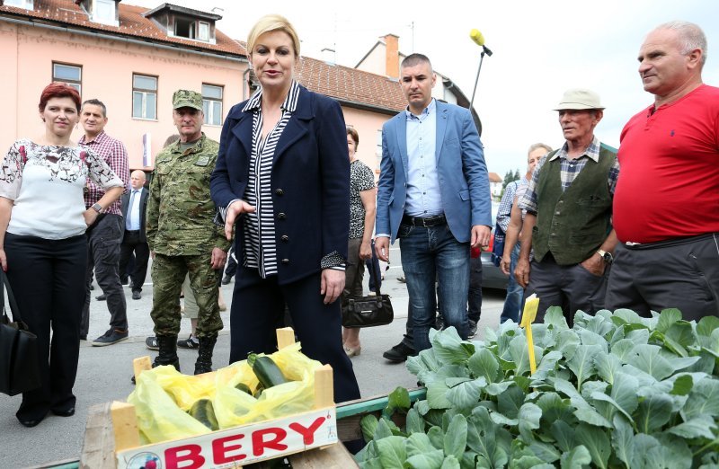 Predsjednica u Slunju kupuje povrće