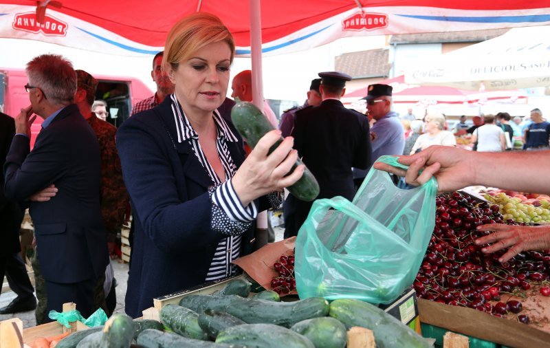 Predsjednica u Slunju kupuje povrće