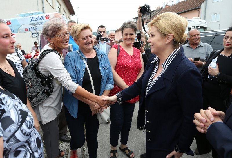 Predsjednica u Slunju kupuje povrće