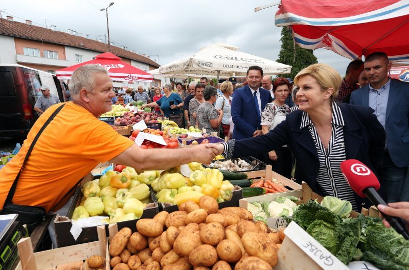 Predsjednica u Slunju kupuje povrće