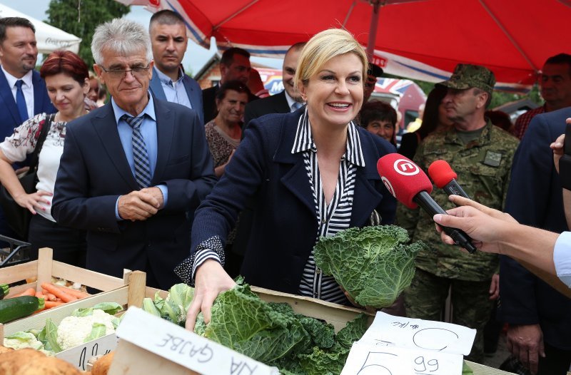 Predsjednica u Slunju kupuje povrće