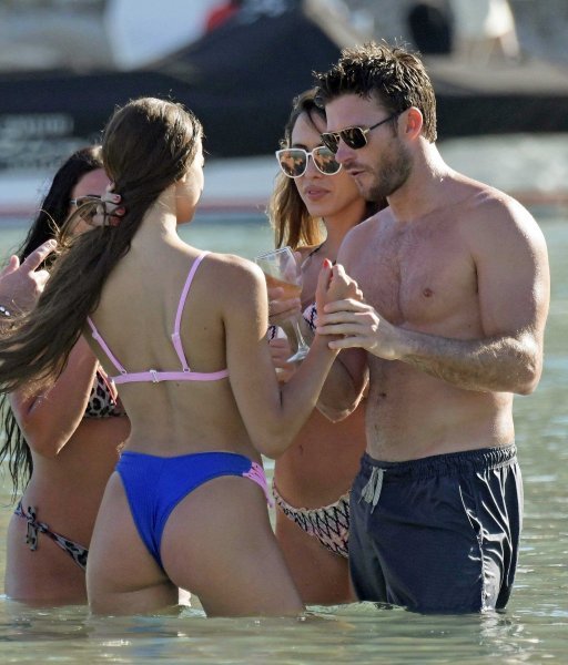 Scott Eastwood uživa na Mikonosu