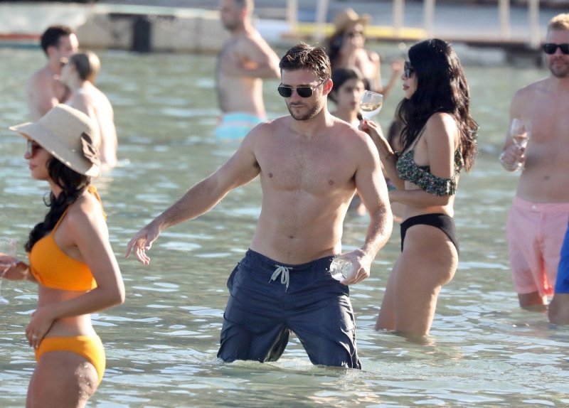 Scott Eastwood uživa na Mikonosu