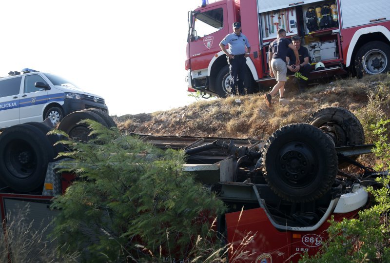 Vrpolje: Vatrogasno vozilo sletilo s ceste