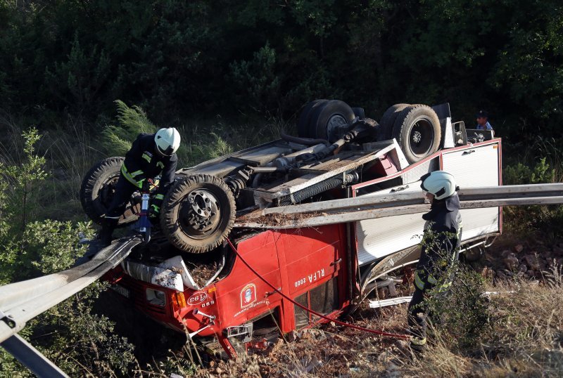 Vrpolje: Vatrogasno vozilo sletilo s ceste