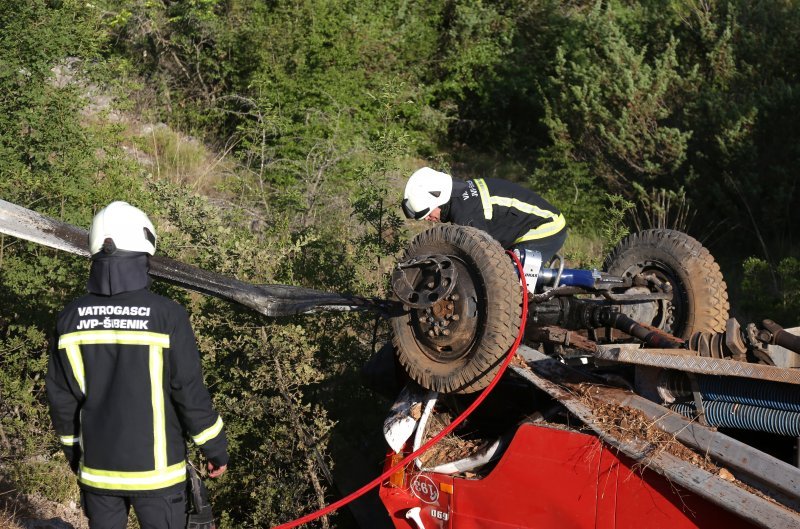 Vrpolje: Vatrogasno vozilo sletilo s ceste