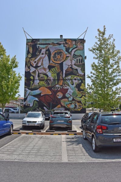 Mural Picassove slike 'Silovanje Sabinjanki' na Verudi