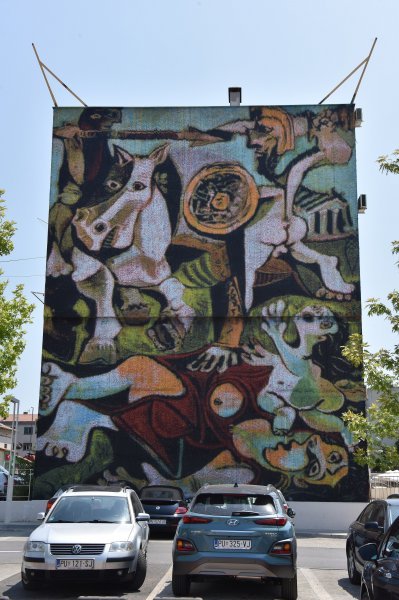 Mural Picassove slike 'Silovanje Sabinjanki' na Verudi