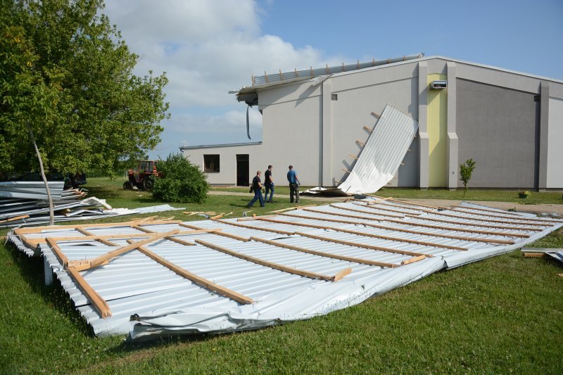 Pitomača: Olujni vjetar iščupao kompletno krovište školske dvorane