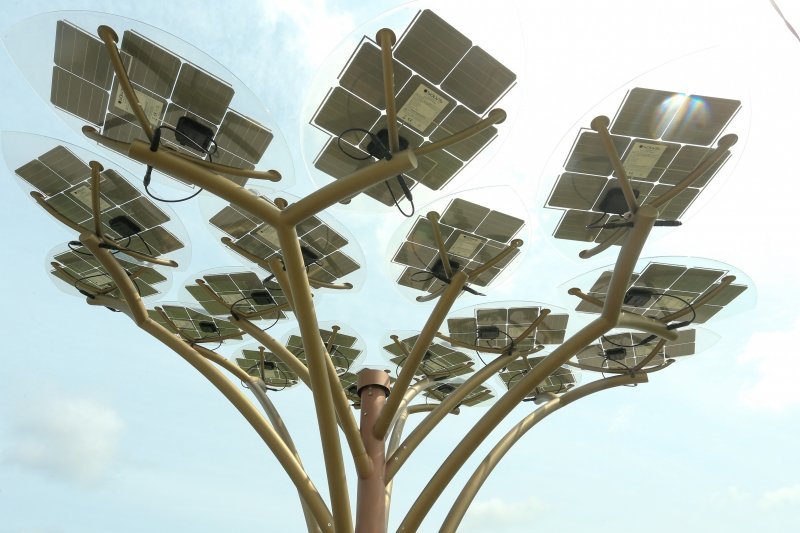 U Osijeku je niknulo solarno stablo koje prolaznicima omogućuje punjenje elektroničkih uređaja