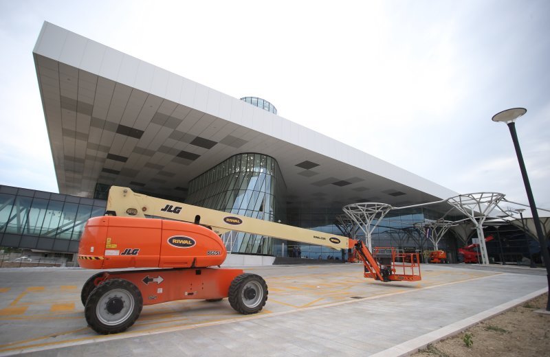 Natpis 'zatvoreno' na svečano otvorenom novom terminalu Zračne luke Split