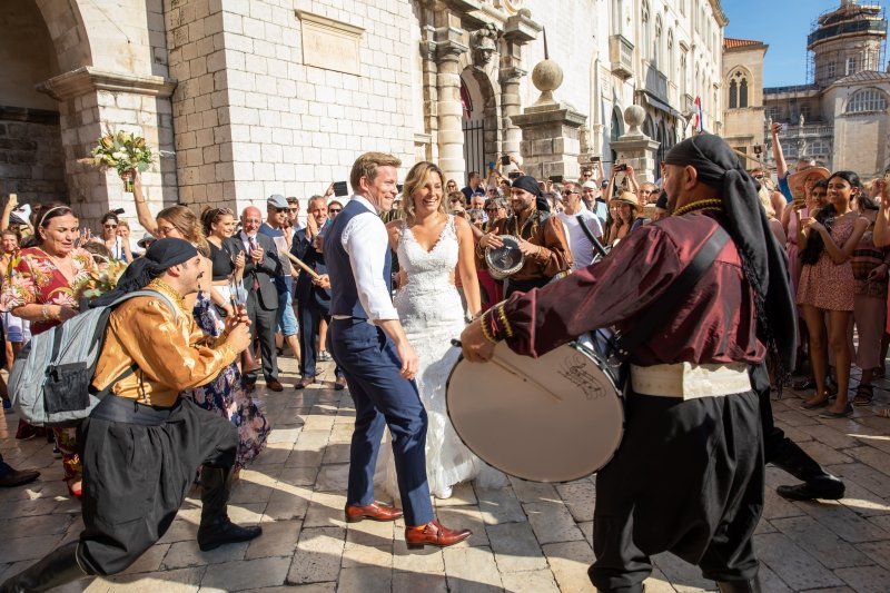 Dubrovnik: Veselo na Stradunu povodom vjenčanja para iz inozemstva