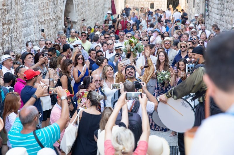 Dubrovnik: Veselo na Stradunu povodom vjenčanja para iz inozemstva