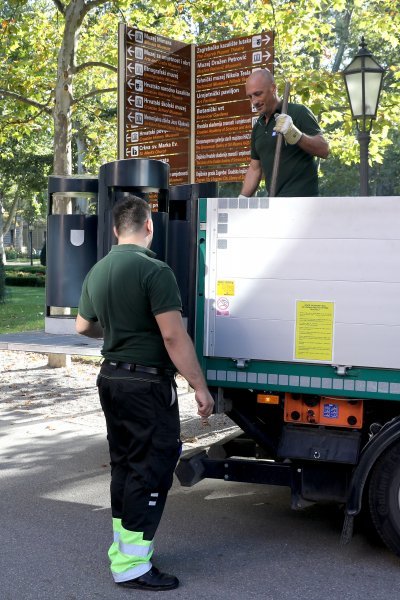 Zagreb: Na Zrinjevcu počelo postavljanje novih kanti za smeće