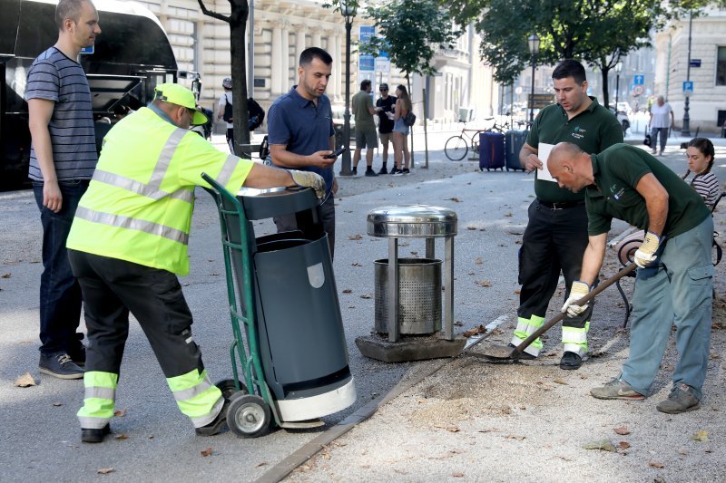 Zagreb: Na Zrinjevcu počelo postavljanje novih kanti za smeće