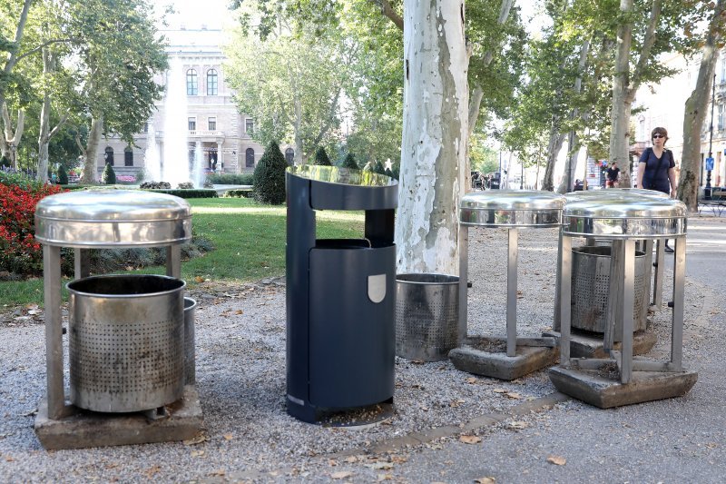 Zagreb: Na Zrinjevcu počelo postavljanje novih kanti za smeće