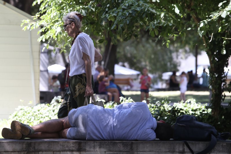 Split: Turisti i građani osvježenje potražili u hladu i na fontanama