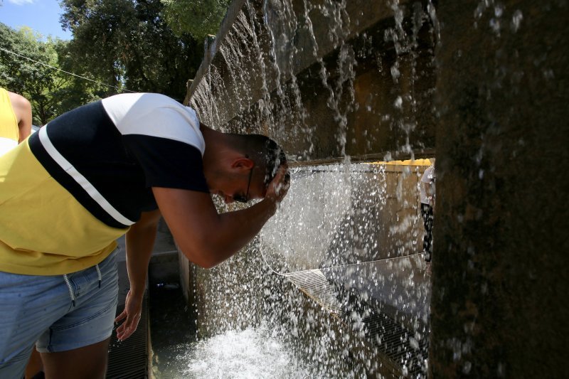 Split: Turisti i građani osvježenje potražili u hladu i na fontanama