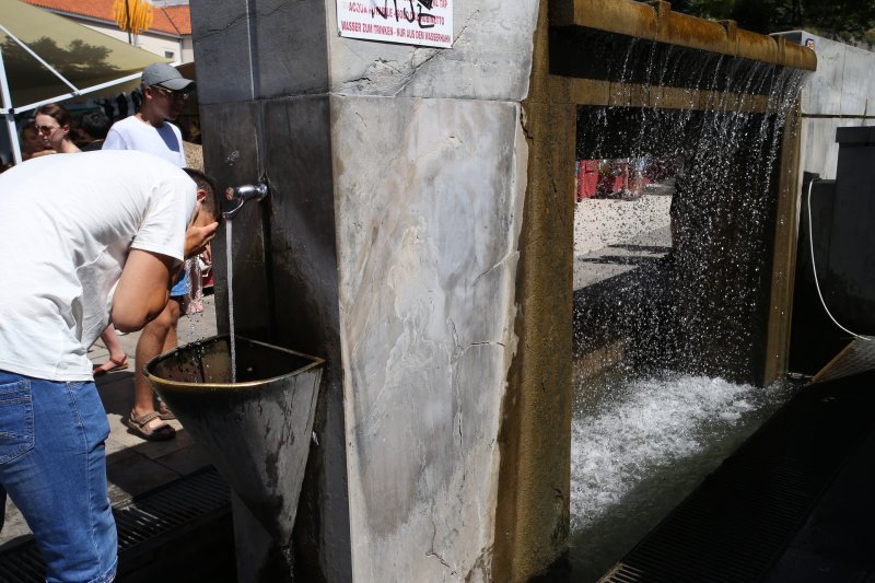 Split: Turisti i građani osvježenje potražili u hladu i na fontanama