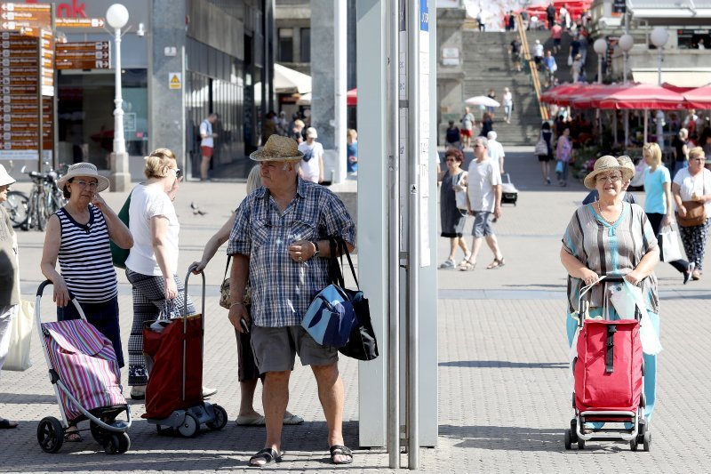 Zagrepčani i turisti pokušavaju se na različite načine zaštiti od vrućine