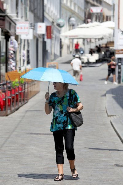 Zagrepčani i turisti pokušavaju se na različite načine zaštiti od vrućine