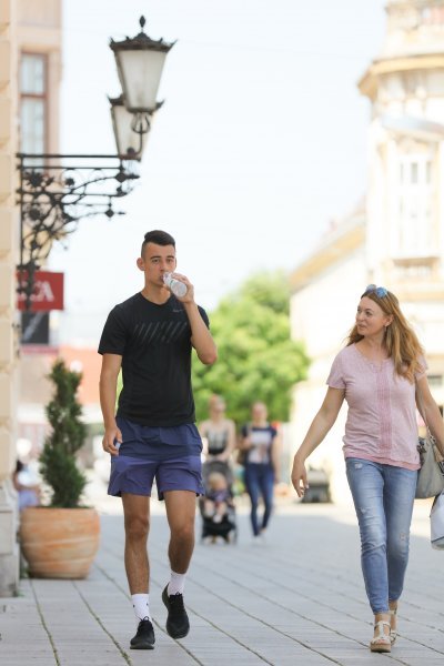 Toplinski val u Osijeku, građani na razne načine pokušavaju pronaći osvježenje