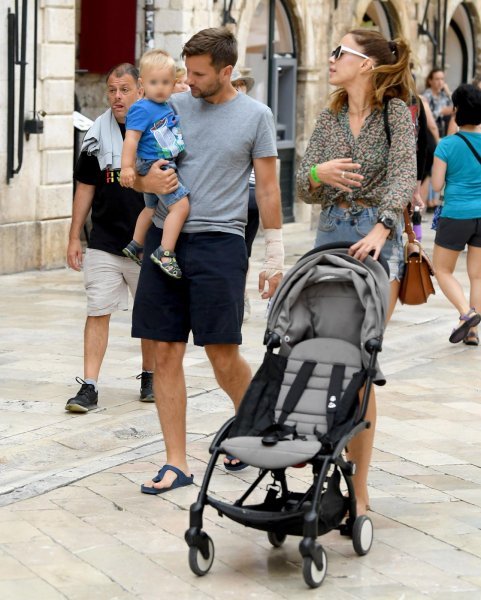 Ivan Todorić sa suprugom Milicom i sinom Vidom u šetnji Stradunom
