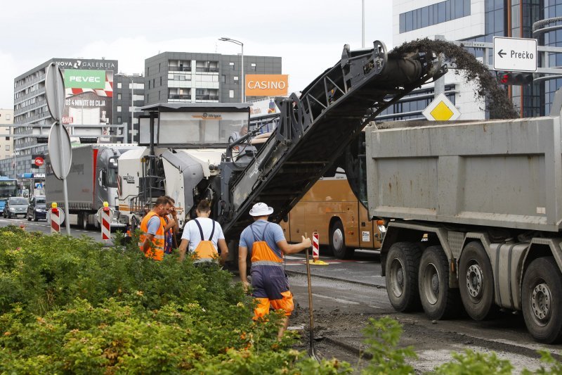 Radovi na južnom kolniku Zagrebačke avenije u smjeru grada